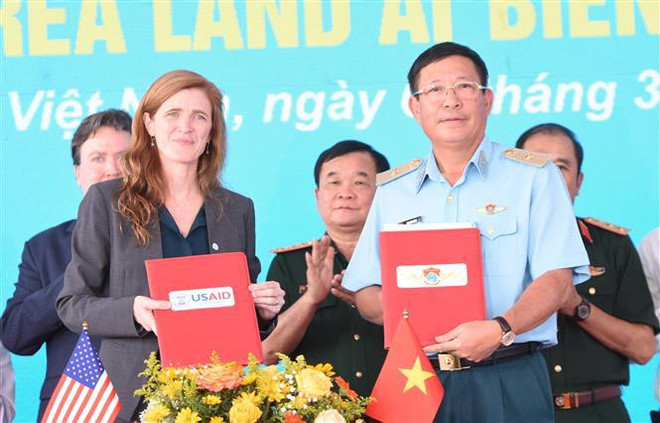 Près de trois hectares dépollués de l’aéroport de Biên Hoa remis au Vietnam ảnh 1