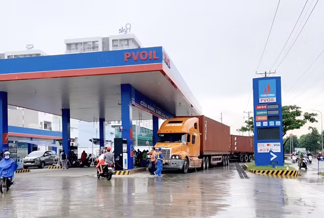  Le Vietnam importe 1,7 milliard de dollars de carburants en deux mois ảnh 1