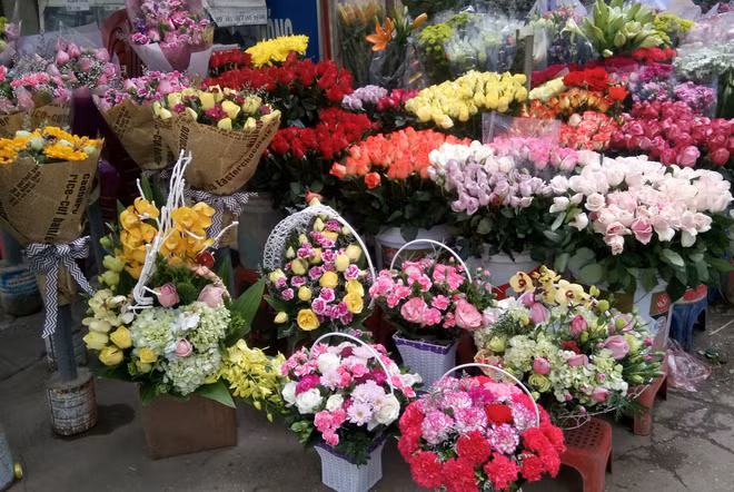 Effervescence aux marchés aux fleurs et dans les boutiques de cadeaux ảnh 1
