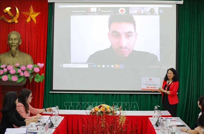 Remise de 200.000 dollars en faveur des sinistrés du séisme en Turquie et en Syrie ảnh 1 Remise de 200.000 dollars en faveur des sinistrés du séisme en Turquie et en Syrie ảnh 1