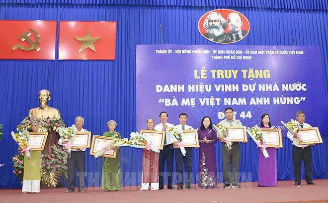 Remise du titre de "Mère héroïne du Vietnam" à huit femmes méritantes à HCM-Ville ảnh 1 Remise du titre de "Mère héroïne du Vietnam" à huit femmes méritantes à HCM-Ville ảnh 1