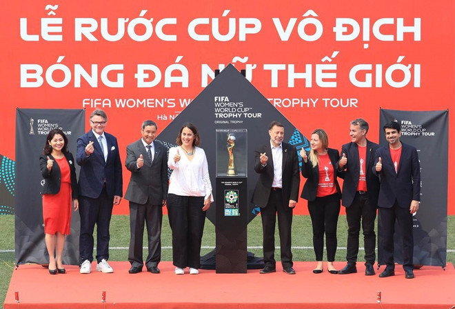 Le trophée de la Coupe du monde féminine de la FIFA fait escale au Vietnam ảnh 1