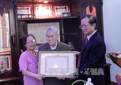 Le premier Viet kieu au Laos à recevoir l’insigne de 65 ans d’adhésion au Parti ảnh 1 Le premier Viet kieu au Laos à recevoir l’insigne de 65 ans d’adhésion au Parti ảnh 1