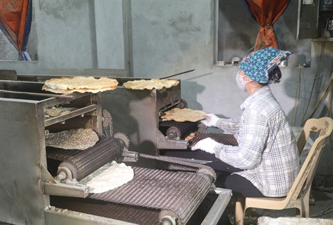 Les galettes de riz grillées, fierté des habitants de Hà Nam ảnh 3
