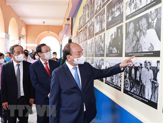 Le président Nguyen Xuan Phuc rend hommage au Président Ho Chi Minh ảnh 2