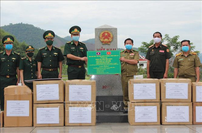 Le Vietnam accompagne le Laos dans la lutte contre le COVID-19 ảnh 2 Le Vietnam accompagne le Laos dans la lutte contre le COVID-19 ảnh 2