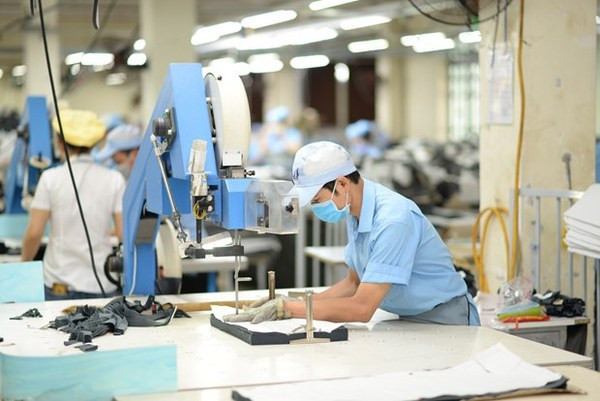 L'industrie textile vietnamienne lutte contre la pandémie avec les EPI ảnh 1