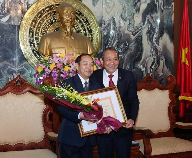 Le vice-président de la Cour populaire suprême du Laos à l'honneur ảnh 1 Le vice-président de la Cour populaire suprême du Laos à l'honneur ảnh 1