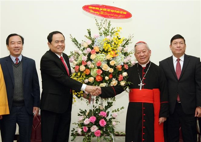 Le chef du FPV rend visite à des dignitaires religieux à l’occasion de Noël ảnh 1 Le chef du FPV rend visite à des dignitaires religieux à l’occasion de Noël ảnh 1