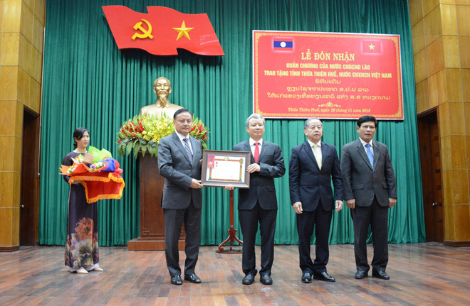 Le Laos remet une distinction honorifique à Thua Thien-Hue ảnh 1 Le Laos remet une distinction honorifique à Thua Thien-Hue ảnh 1