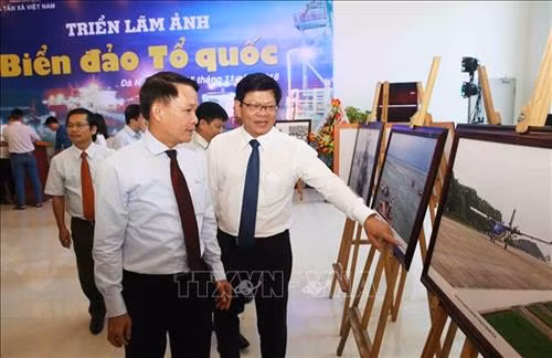 Exposition photographique « La mer et les île de la Patrie » ảnh 1