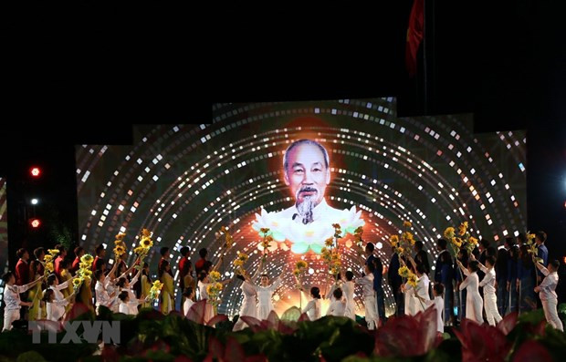 Un pont télévisé célèbre le 130e anniversaire du Président Hô Chi Minh ảnh 1 Un pont télévisé célèbre le 130e anniversaire du Président Hô Chi Minh ảnh 1
