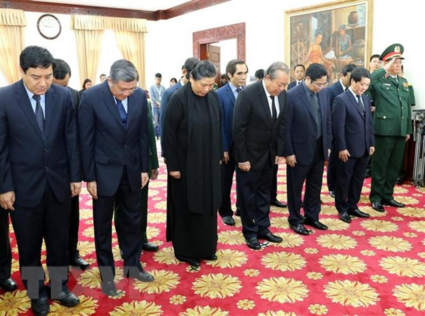 Des dirigeants vietnamiens rendent hommage à l’ancien PM lao Sisavat Keobounphanh ảnh 1 Des dirigeants vietnamiens rendent hommage à l’ancien PM lao Sisavat Keobounphanh ảnh 1