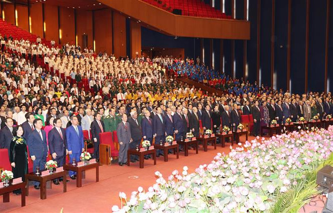 Le chef du Parti et de l’Etat rend hommage au Président Hô Chi Minh ảnh 2