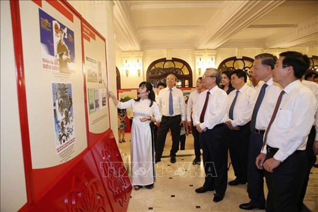 Remise des prix d’écriture sur l’exemple moral du président Hô Chi Minh ảnh 1 Remise des prix d’écriture sur l’exemple moral du président Hô Chi Minh ảnh 1