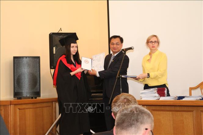 Remise des diplômes du 1er cours post-universitaire en langue vietnamienne en Ukraine ảnh 1 Remise des diplômes du 1er cours post-universitaire en langue vietnamienne en Ukraine ảnh 1