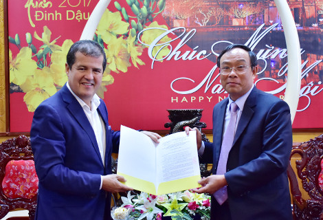 THua Thiên-Huê: remise de la licence d’investissement à un projet touristique de l'Espagne ảnh 1 THua Thiên-Huê: remise de la licence d’investissement à un projet touristique de l'Espagne ảnh 1