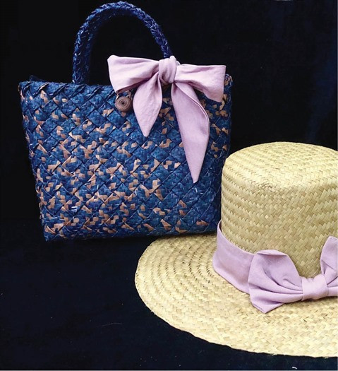 Une employée du tourisme réalise des œuvres d'art à partir de feuilles et d'herbes ảnh 3 Une employée du tourisme réalise des œuvres d'art à partir de feuilles et d'herbes ảnh 3