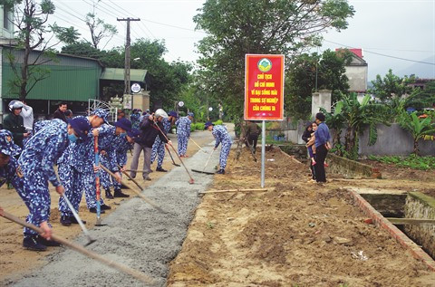 Les jeunes militaires œuvrent pour la Nouvelle ruralité ảnh 2 Les jeunes militaires œuvrent pour la Nouvelle ruralité ảnh 2