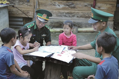 Les jeunes militaires œuvrent pour la Nouvelle ruralité ảnh 3 Les jeunes militaires œuvrent pour la Nouvelle ruralité ảnh 3
