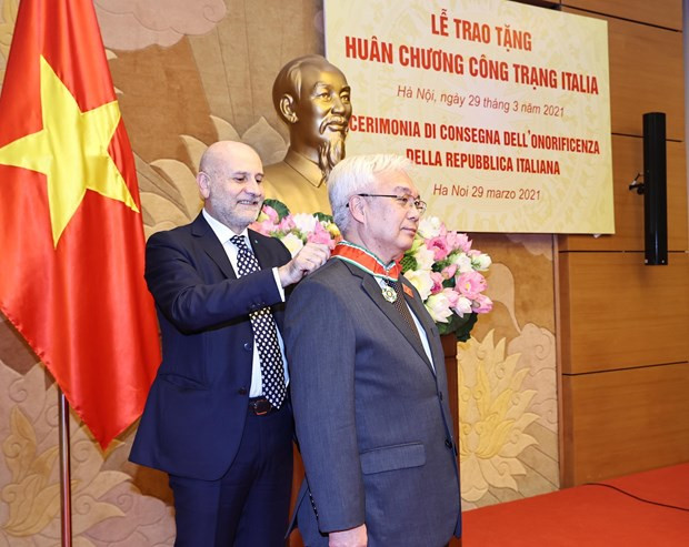 Un député vietnamien honoré de l’Ordre du mérite de l’Italie ảnh 1 Un député vietnamien honoré de l’Ordre du mérite de l’Italie ảnh 1