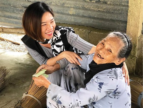 Une employée du tourisme réalise des œuvres d'art à partir de feuilles et d'herbes ảnh 2 Une employée du tourisme réalise des œuvres d'art à partir de feuilles et d'herbes ảnh 2