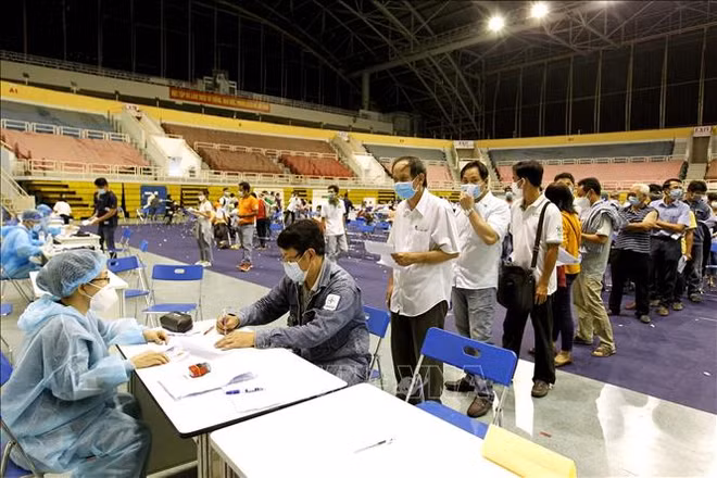 Ho Chi Minh-Ville est déterminée à contrôler l'épidémie d'ici août ảnh 1