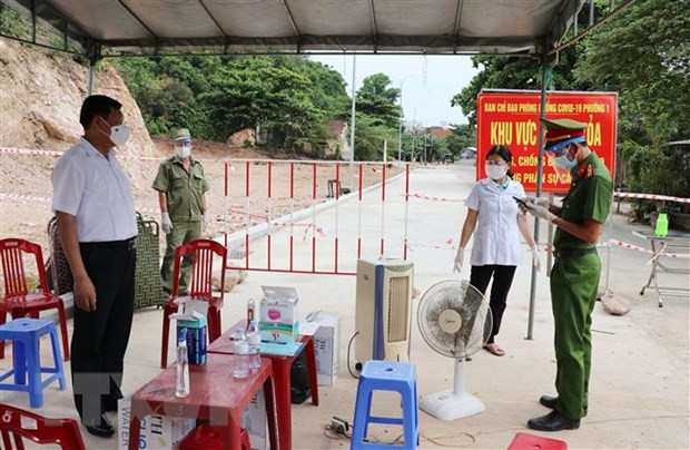 COVID-19 : le vice-Premier ministre Vu Duc Dam travaille avec Phu Yen et Khanh Hoa ảnh 2