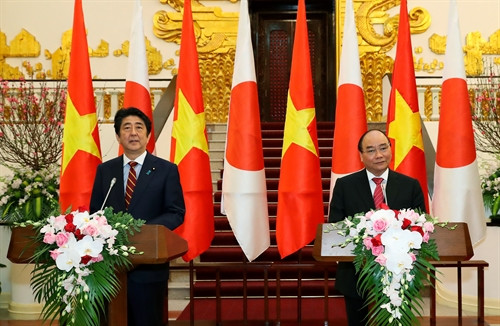 À Hanoi, le PM japonais Shinzo Abe appelle à développer l’avenir ensemble ảnh 1 À Hanoi, le PM japonais Shinzo Abe appelle à développer l’avenir ensemble ảnh 1