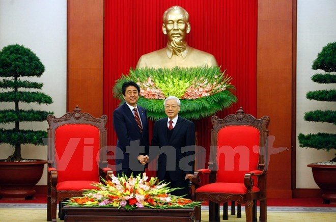 Le secrétaire général Nguyen Phu Trong reçoit le Premier ministre japonais Shinzo Abe ảnh 1 Le secrétaire général Nguyen Phu Trong reçoit le Premier ministre japonais Shinzo Abe ảnh 1