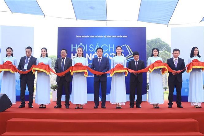 Activités en l’honneur du 65e anniversaire de la libération de la capitale ảnh 1