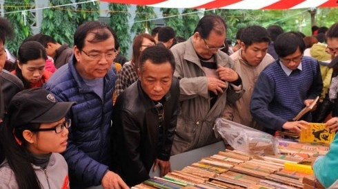 Des milliers de visiteurs à la Foire des anciens livres ảnh 1 Des milliers de visiteurs à la Foire des anciens livres ảnh 1