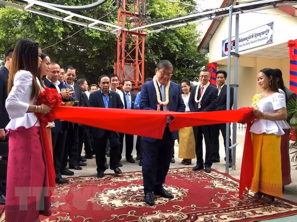 Inauguration d’une station de télévision construite au Cambodge avec l’aide du Vietnam ảnh 1