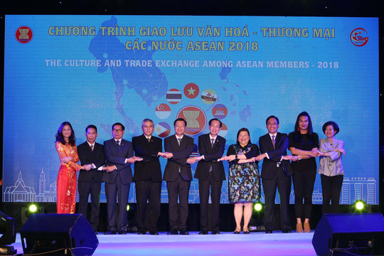 Ouverture du programme d’échanges culturels et commerciaux de l’ASEAN 2018 ảnh 1 Ouverture du programme d’échanges culturels et commerciaux de l’ASEAN 2018 ảnh 1