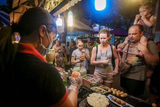 Ouverture du programme d’échanges culturels et commerciaux de l’ASEAN 2018 ảnh 2 Ouverture du programme d’échanges culturels et commerciaux de l’ASEAN 2018 ảnh 2
