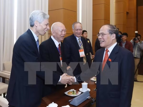 Les dirigeants de l'AN rencontrent d'anciens députés à Hanoi ảnh 1