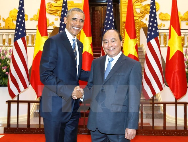 Des dirigeants vietnamiens rencontrent le président américain à Hanoi ảnh 1 Des dirigeants vietnamiens rencontrent le président américain à Hanoi ảnh 1