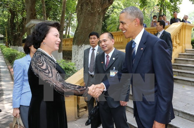 Des dirigeants vietnamiens rencontrent le président américain à Hanoi ảnh 2 Des dirigeants vietnamiens rencontrent le président américain à Hanoi ảnh 2