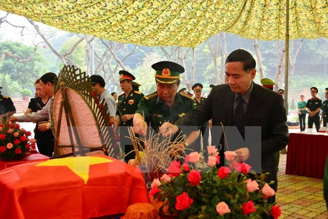 Remise des restes de martyrs tombés au champ d’honneur au Laos ảnh 1 Remise des restes de martyrs tombés au champ d’honneur au Laos ảnh 1