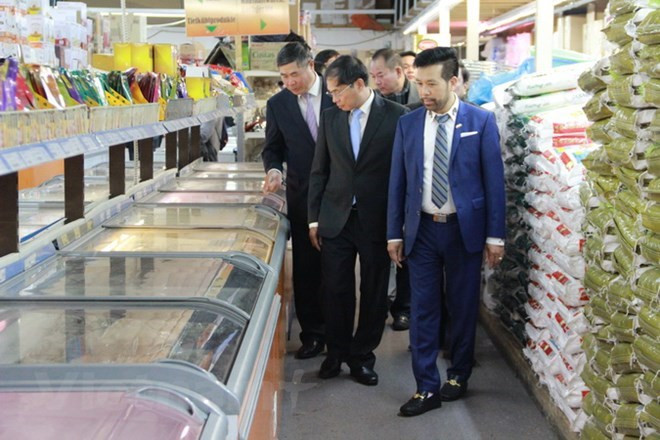 Le vice-ministre permanent des AE rencontre des résidents vietnamiens en Allemagne ảnh 1 Le vice-ministre permanent des AE rencontre des résidents vietnamiens en Allemagne ảnh 1