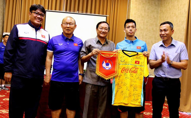 AFF Suzuki Cup 2018 : l'ambassadeur vietnamien au Laos encourage l’équipe du Vietnam ảnh 2 AFF Suzuki Cup 2018 : l'ambassadeur vietnamien au Laos encourage l’équipe du Vietnam ảnh 2