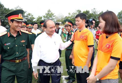 Le PM Nguyen Xuan Phuc rend visite au corps de troupe 16 à Binh Phuoc ảnh 1 Le PM Nguyen Xuan Phuc rend visite au corps de troupe 16 à Binh Phuoc ảnh 1