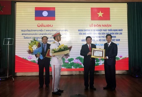 Ho Chi Minh-Ville reçoit une distinction honorifique de l’Etat laotien ảnh 1 Ho Chi Minh-Ville reçoit une distinction honorifique de l’Etat laotien ảnh 1