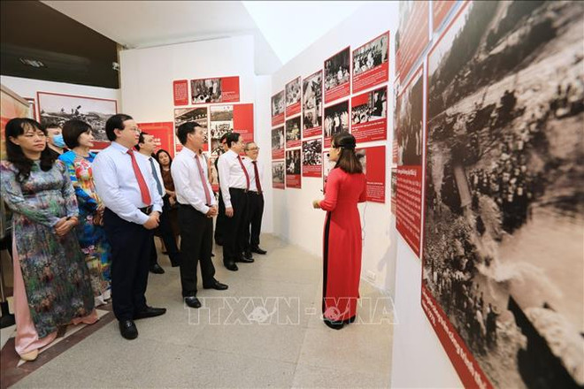 Exposition sur la construction et la défense de la Patrie en 75 ans ảnh 1 Exposition sur la construction et la défense de la Patrie en 75 ans ảnh 1