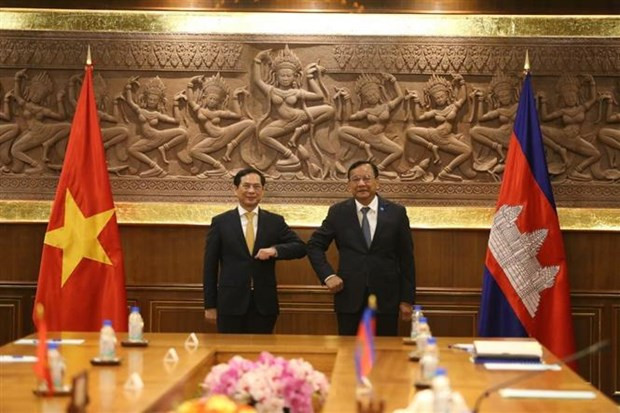 Le ministre vietnamien des AE rend une visite de courtoisie au PM cambodgien ảnh 2 Le ministre vietnamien des AE rend une visite de courtoisie au PM cambodgien ảnh 2