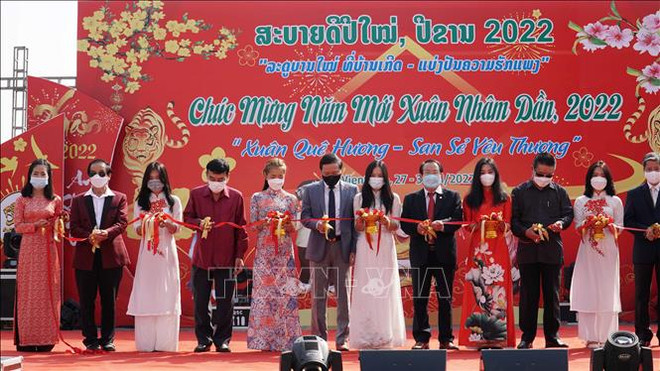 La foire de printemps apporte une atmosphère de Têt aux Vietnamiens au Laos ảnh 1 La foire de printemps apporte une atmosphère de Têt aux Vietnamiens au Laos ảnh 1