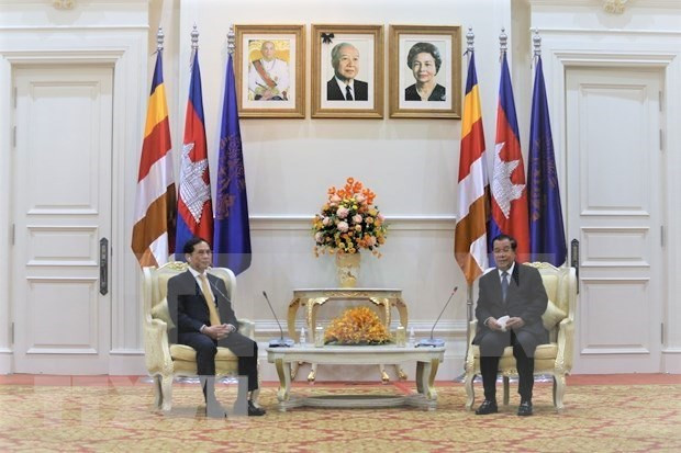 Le ministre vietnamien des AE rend une visite de courtoisie au PM cambodgien ảnh 1 Le ministre vietnamien des AE rend une visite de courtoisie au PM cambodgien ảnh 1