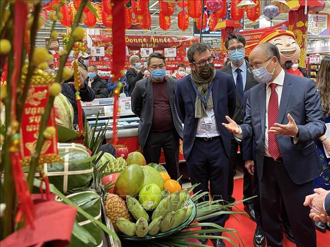 Le Têt vietnamien célébré dans les supermarchés de Carrefour ảnh 1 Le Têt vietnamien célébré dans les supermarchés de Carrefour ảnh 1