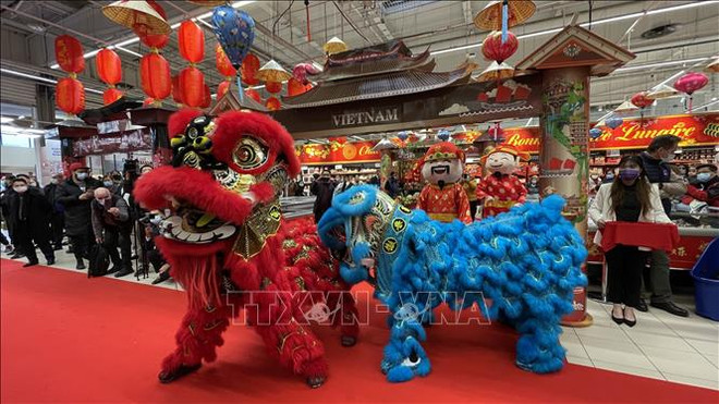 Le Têt vietnamien célébré dans les supermarchés de Carrefour ảnh 2 Le Têt vietnamien célébré dans les supermarchés de Carrefour ảnh 2