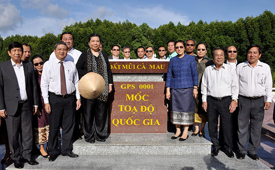 La présidente de l’AN laotienne Pany Yathotou en visite à Ca Mau ảnh 1